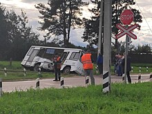 Видеокамера запечатлела, как локомотив таранит автобус на переезде