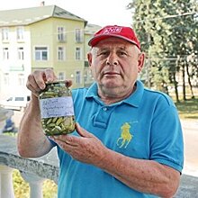 Украинец при помощи банки огурцов установил необычный рекорд