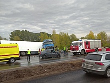 На трассе под Оренбургом столкнулись фура и Renault Logan