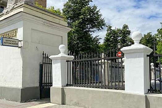 Парадные ворота Александринского дворца в Нескучном саду отреставрируют