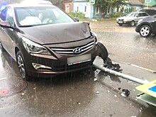 Рязанка на Hyundai столкнулась с Peugeot и снесла дорожный знак