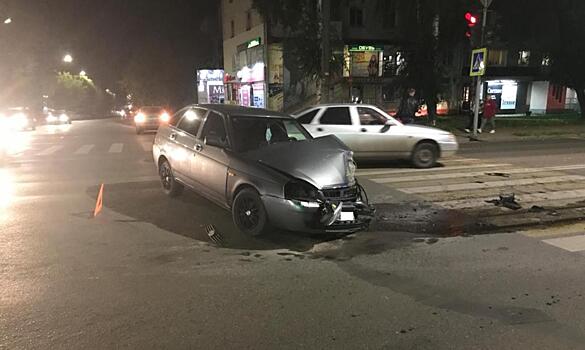 В Кирове столкнулись «Приора» и «Фольксваген»: пострадали два человека