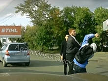 Омич устроил грубые разборки с парнем, которого едва не сбил на пешеходнике (Видео)
