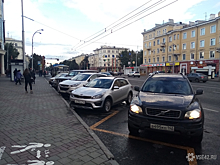 Автомобилисты перекрыли остановку в центре Кемерова