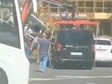 В Сочи эвакуатор не смог поднять Mercedes-Benz и перевернулся