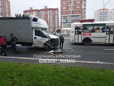 "ГАЗель" въехала в троллейбус в час-пик в Кемерове
