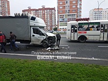 "ГАЗель" въехала в троллейбус в час-пик в Кемерове