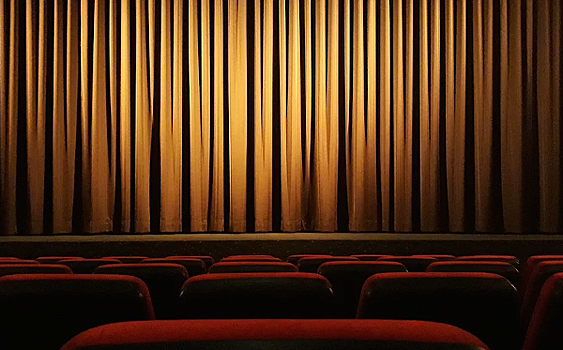 Предпремьерные показы спектакля «Трое в океане» состоятся 13 и 14 сентября в КЦ «Зодчие»