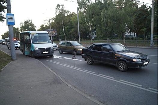 В Орле в ДТП с ВАЗом пострадала пассажирка Газели