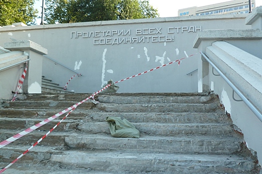 Знаменитая лестница в Ленинском саду опять разрушилась. Ремонт в 29 000 000 рублей не помог