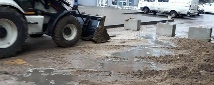 В Рязани на улице Татарской ограничено движение из-за провала асфальта