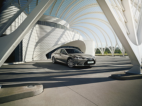 Обновленный Lexus ES 300h получит премиальную версию по более выгодной цене