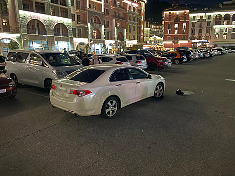 В Сочи машина сбила мальчика, катающегося на роликах по парковке