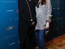 Ирина Апексимова с дочерью, Влад Соколовский с новой пассией, Денис Шведов, Мария Голубкина и другие звезды посетили комедию «История Дэвида Копперфилда»