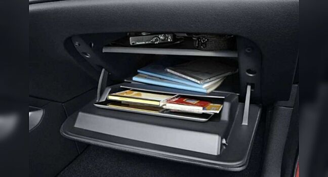 Две причины не хранить документы на машину в бардачке