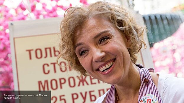 Ксения Алферова опубликовала смелый кадр с оголенными бедрами