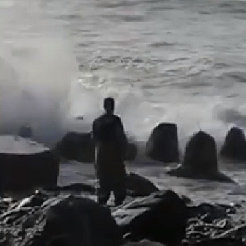 Молодая девушка погибла, делая селфи на фоне волн