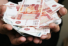 В Хакасии школьница выбросила с балкона деньги, чтобы показаться богатой