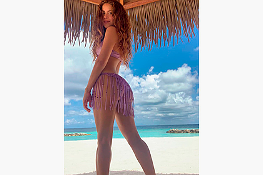 Шакира показала придуманный ею бикини на себе во время пляжной съемки