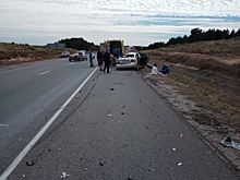 На трассе в Волгоградской области иномарка столкнулась с фурой