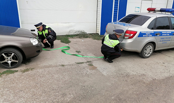 В Воронежской области полицейские помогли женщине, у которой сломалась на дороге машина